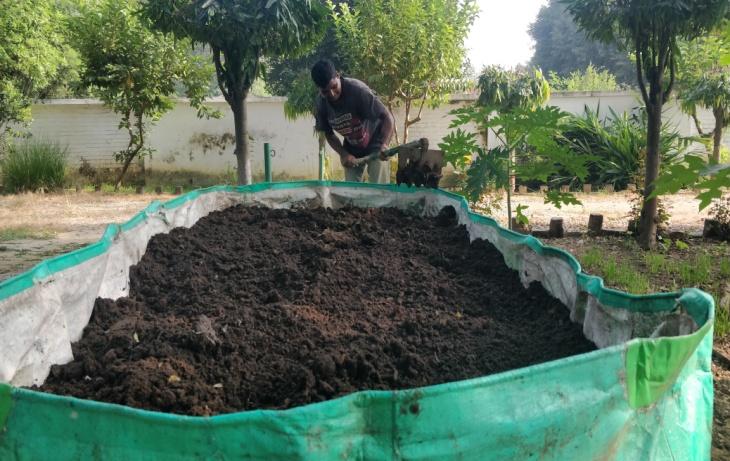 E:\kvk pictures\vermi compost\vermi comost pic.jpg